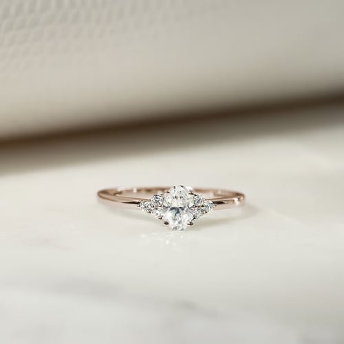 Zásnubný prsteň z orieškového zlata s lab-grown diamantmi Sheldo