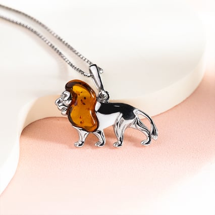 Strieborný jantárový prívesok v tvare leva Singa