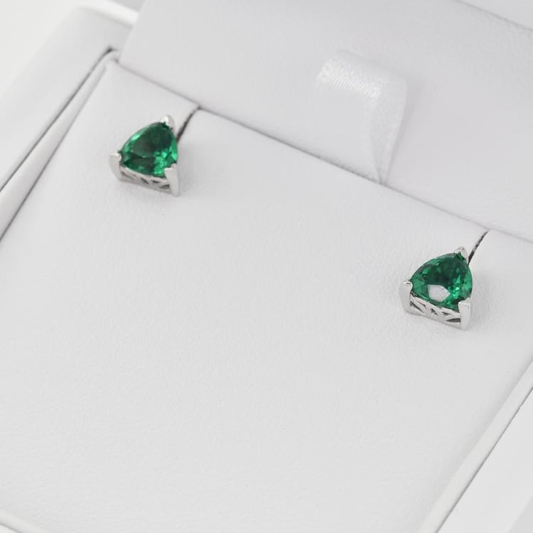 Smaragdové trojuholníky v strieborných náušniciach 4090