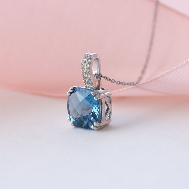 Elegantný zlatý prívesok s topásmi 76105