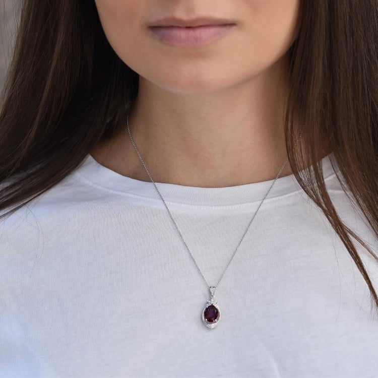 Zlatý náhrdelník s oválnym granátom 32984