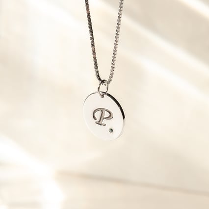 Platinový prívesok s modrým diamantom a gravírom Lorenzo