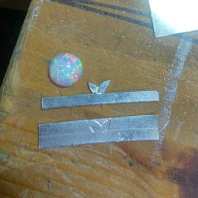 Materiál pripravený k výrobe náušníc