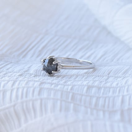 Zlatý prsteň so salt and pepper diamantom a postrannými lab-grown diamantmi Bowie