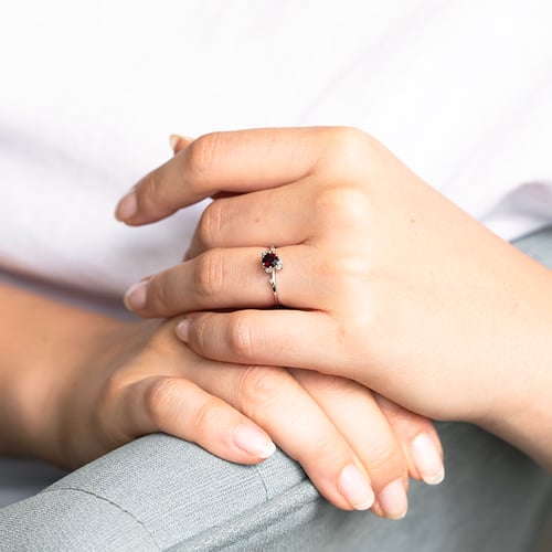 Cluster zásnubný prsteň s českým granátom a diamantmi Rosa