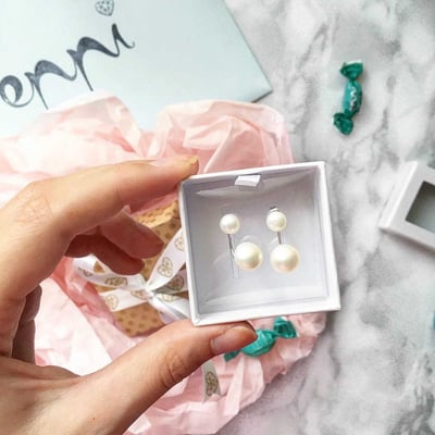 Dvojité strieborné náušnice s perlami 