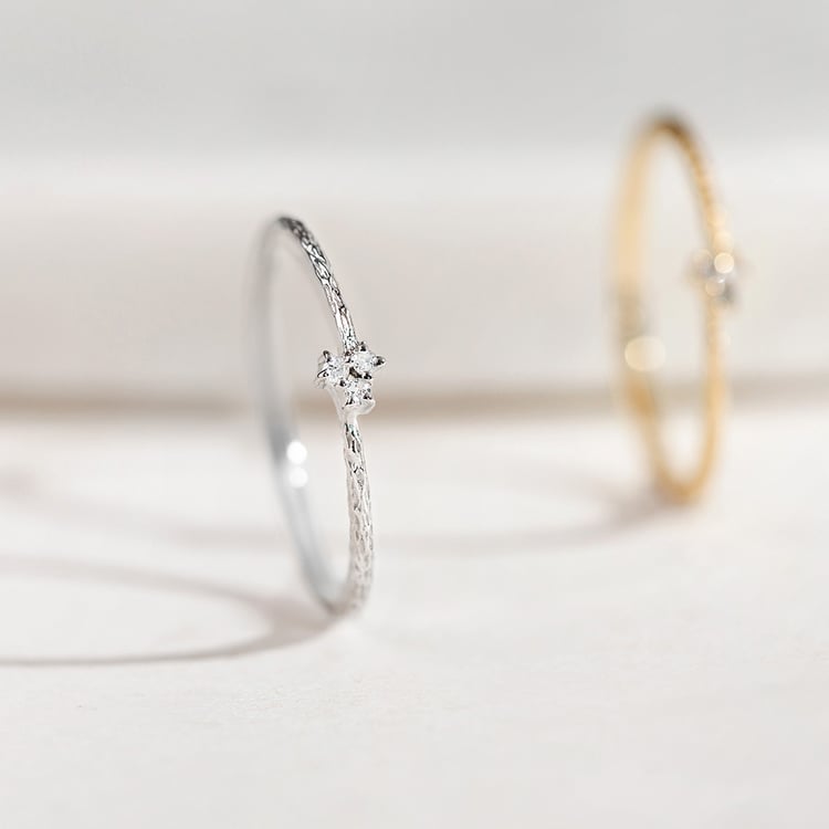 Strieborný diamantový prsteň s tepaným povrchom Milan 157781