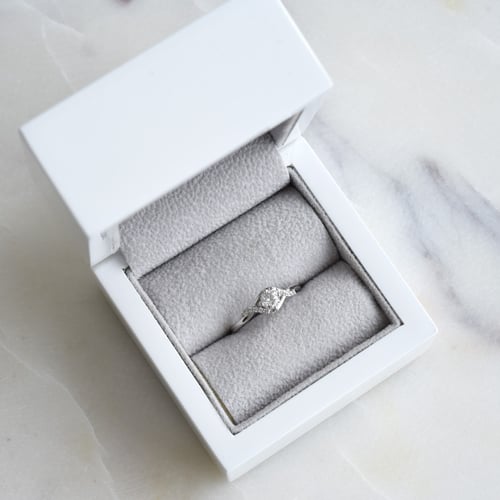 Zásnubný prsteň s postrannými diamantmi Norbu