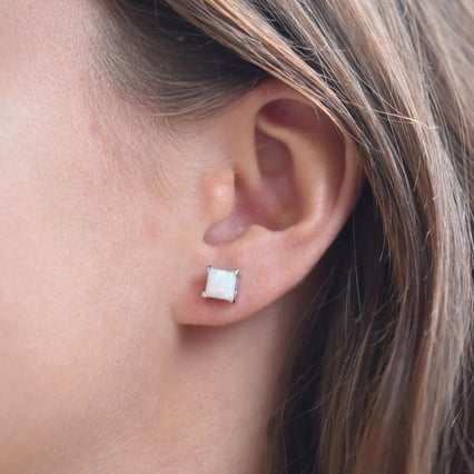 Biele opály v strieborných náušniciach Melody