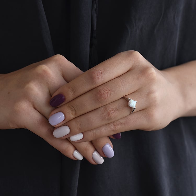 Strieborný prsteň s bielym opálom 72311