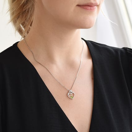 Strieborný prívesok matka a dieťa s olivínom a diamantom Ella