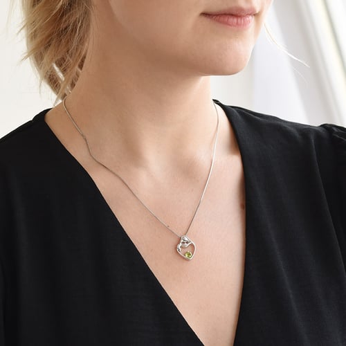 Strieborný prívesok matka a dieťa s olivínom a diamantom Ella