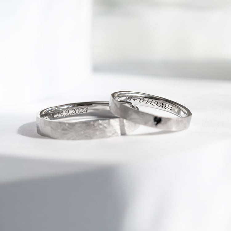 Zlaté tepané svadobné obrúčky so škriabaným povrchom s enamelovým srdcom Vaiole 145542