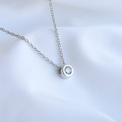 Strieborný náhrdelník s lab-grown diamantom Jyrki