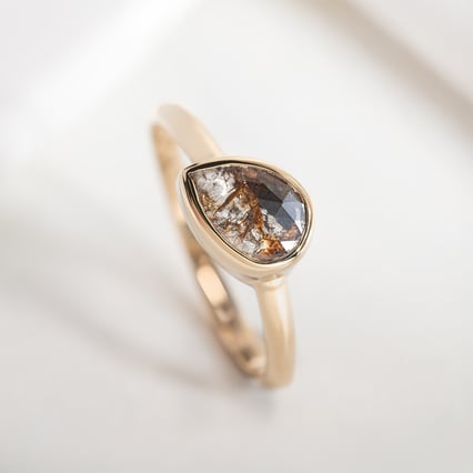 Prsteň so salt and pepper pear diamantom Levander
