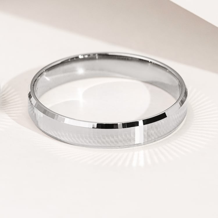 Zlaté svadobné obrúčky so skosenými hranami a netradičným povrchom Ruff 156799