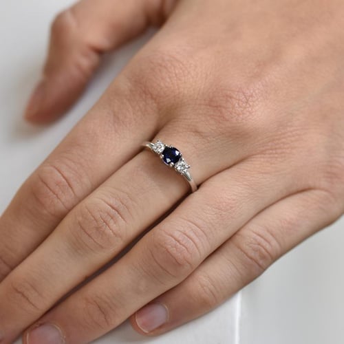 Zásnubný prsteň so zafírom a diamantmi Conrad