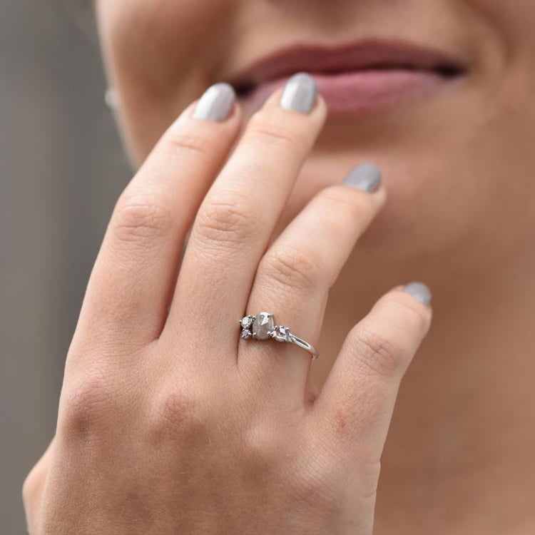 Zlatý netradičný prsteň s diamantmi a zafírom 49089