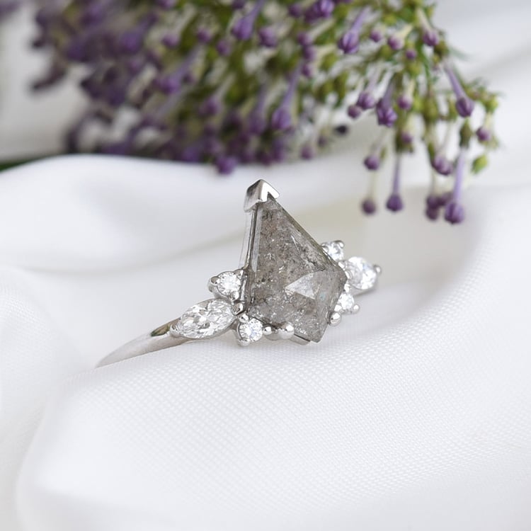 Neobyčajný salt and pepper prsteň zo zlata 116622