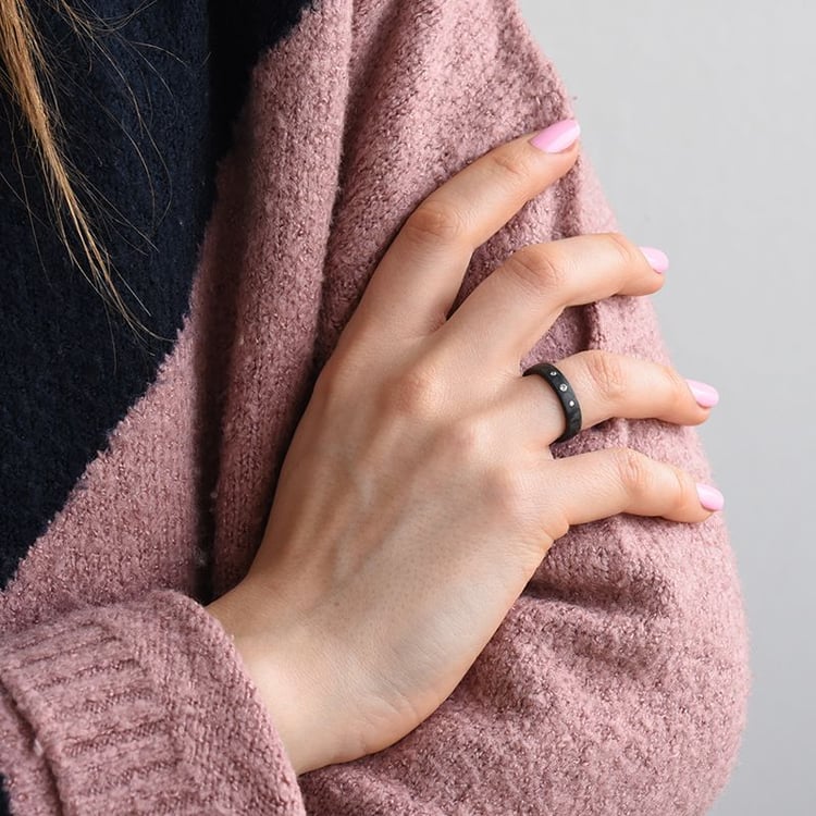 Plochý karbónový snubný prsteň s tromi zirkónmi Azaliah 165577