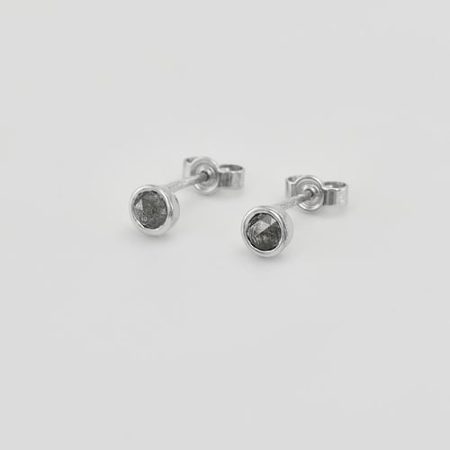 Zlaté bezel náušnice s 0.52ct salt and pepper diamantmi Aiman