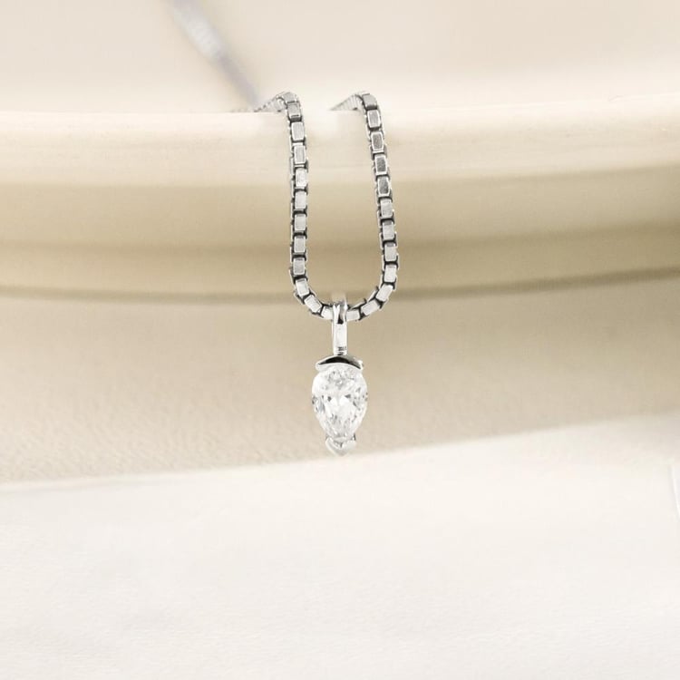 Minimalistický prívesok zo striebra s lab-grown diamantom v tvare pear Malena 161883