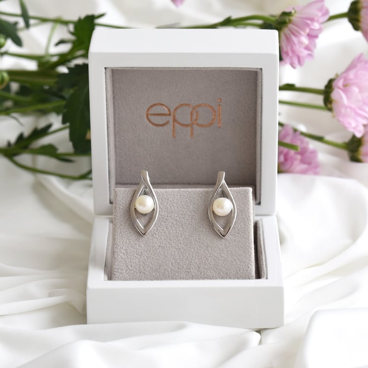 Minimalistické náušnice s perlami zo striebra 83574