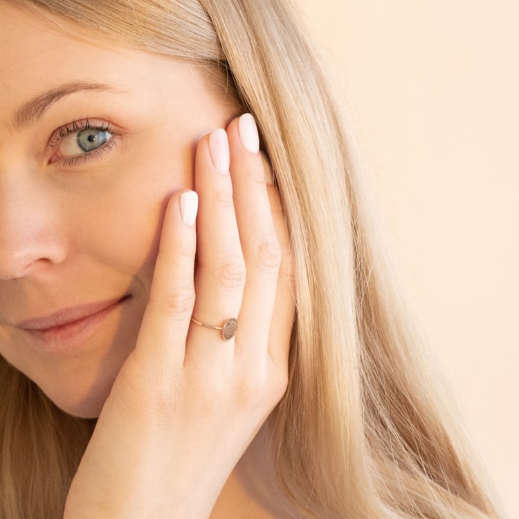 Oválny prsteň s gravírom kvetiny Jodi 101089