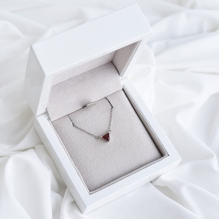 Zlatý náhrdelník s granátom 90452