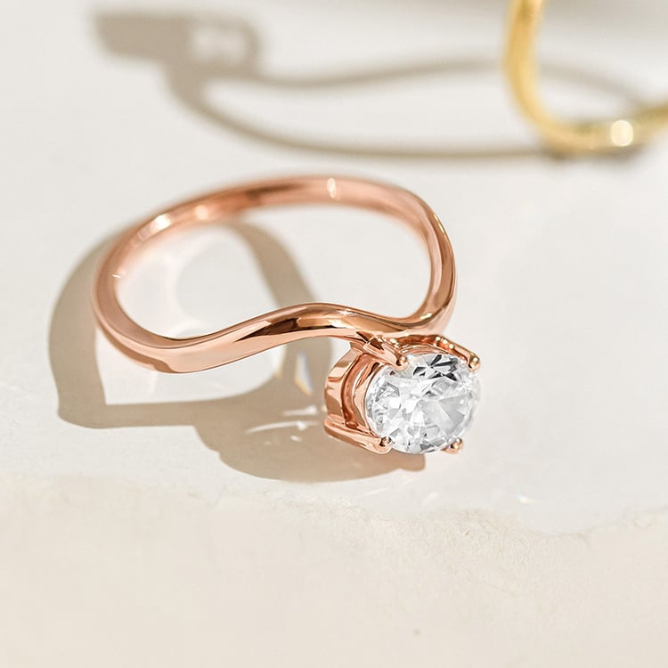 Zásnubný prsteň s oválnym diamantom 154799