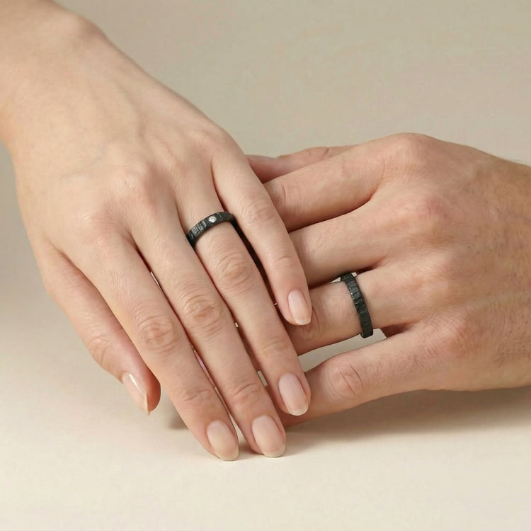 Polkruhové karbónové svadobné obrúčky s diamantom Lisa 166683