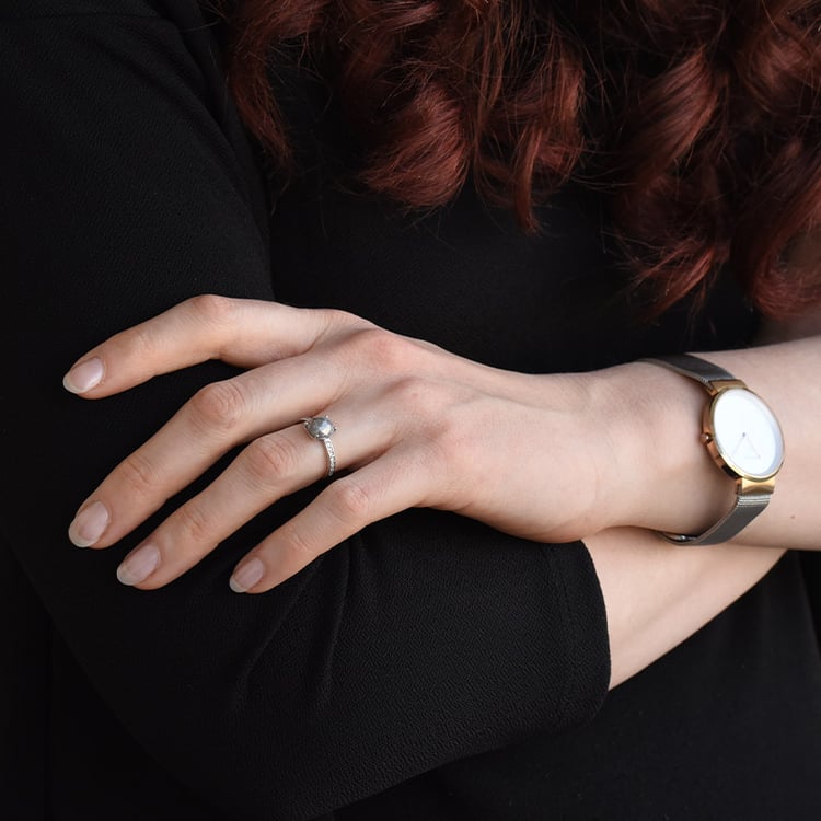 Prsteň so salt and pepper diamantom a postrannými diamantmi z bieleho zlata 79906