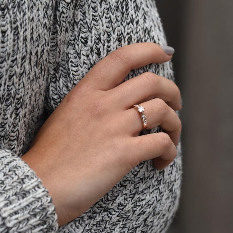 Zásnubný prsteň s moissanitom a diamantmi Cletia 100240