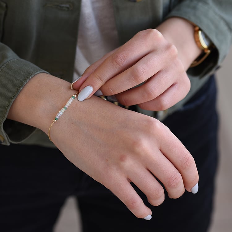 Zlatý náramok s opálovým a smaragdovými korálky 61943