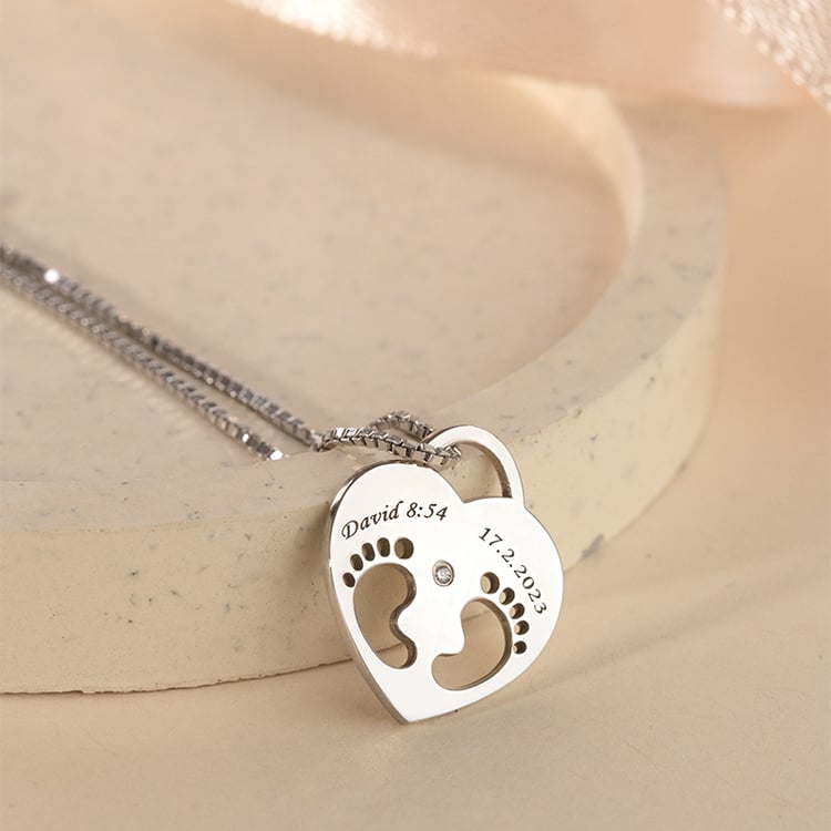 Strieborný prívesok detské nožičky s diamantom a gravírom Sophia 120180