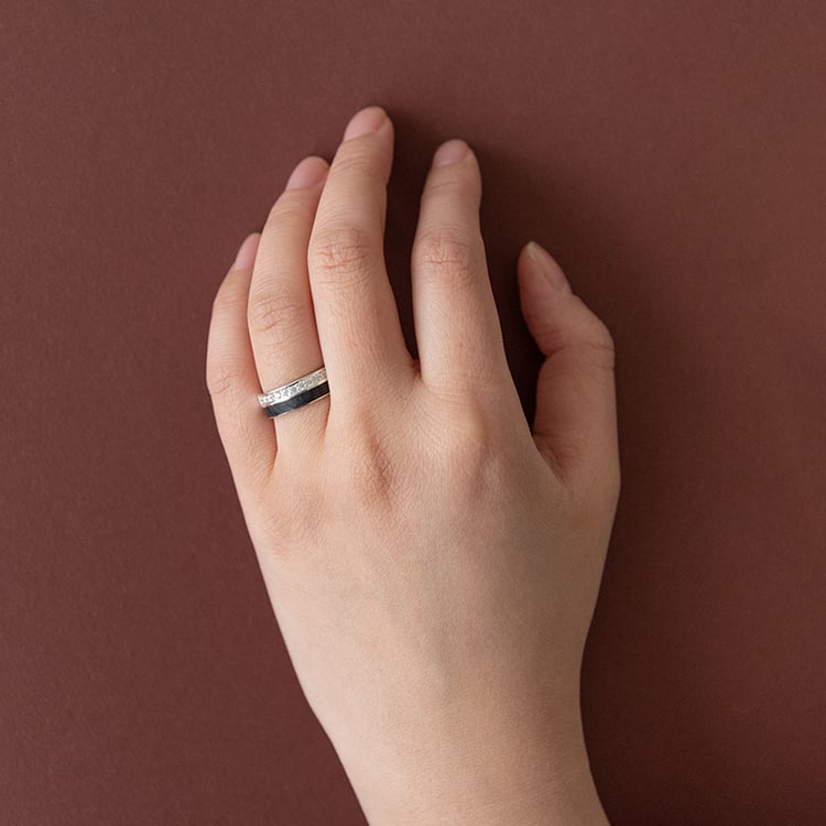 Mierne zaoblené snubné prstene z karbónu a zlata s diamantmi Hendrix 97555