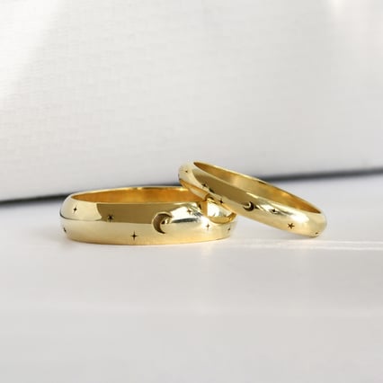 Svadobné obrúčky s gravírom hviezd a mesiaca Grove