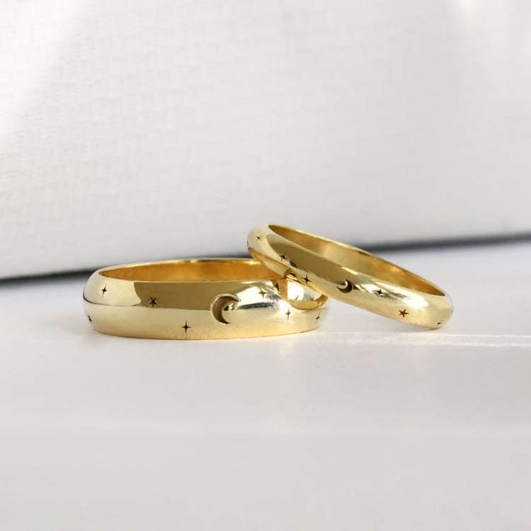 Svadobné obrúčky s gravírom hviezd a mesiaca Grove 118164