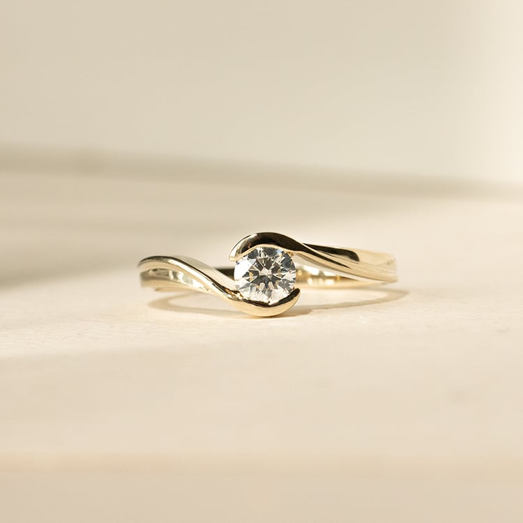 Zásnubný prsteň s diamantom 138997