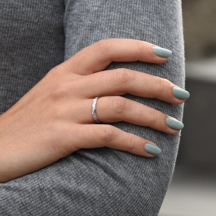 Platinové tepané svadobné obrúčky so škriabanym povrchom 76606