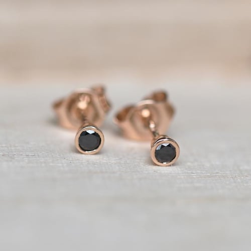 Strieborné minimalistické bezel náušnice s čiernymi diamantmi Viosa