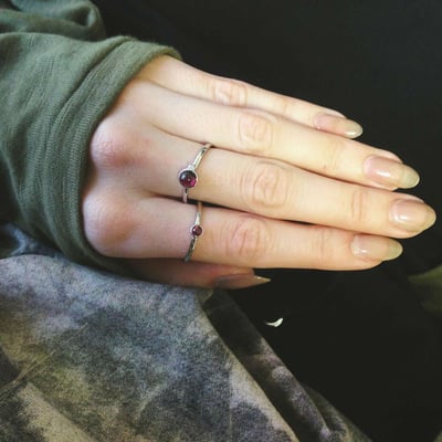 Dvojitý prstienok s granátmi