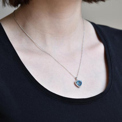 Prívesok so srdiečkovým topásom a diamantmi Thea