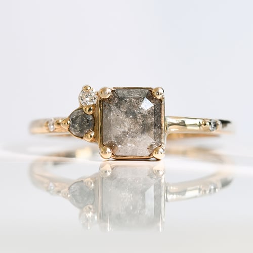 Prsteň so salt and pepper diamantom a lab-grown diamantmi Kristie