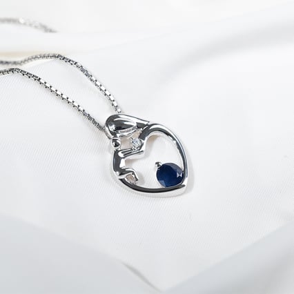 Strieborný prívesok matka a dieťa so zafírom a diamantom Ella