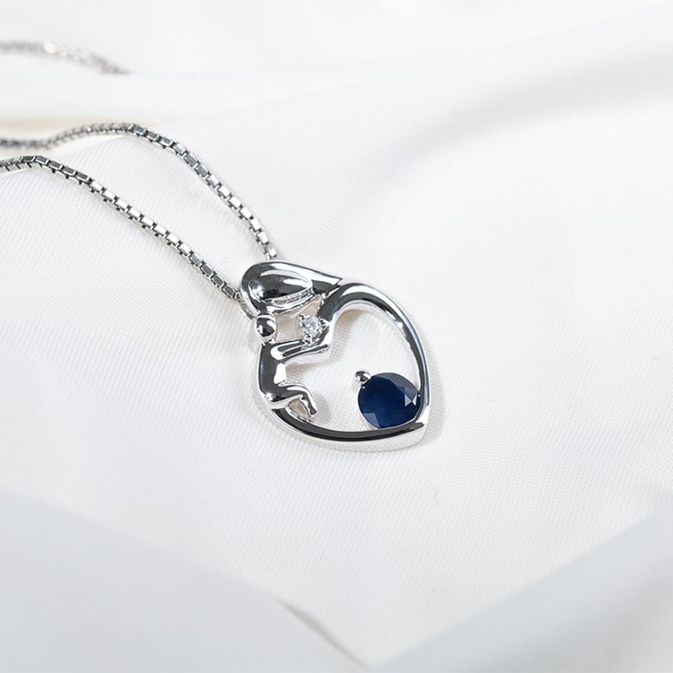 Strieborný prívesok matka a dieťa so zafírom a diamantom 131167