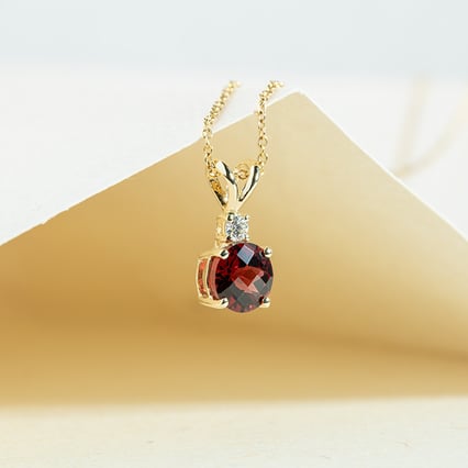 Okrúhly granát v zlatom prívesku s diamantom Endora