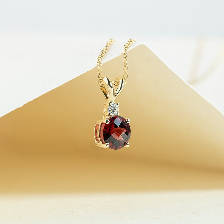 Okrúhly granát v zlatom prívesku s diamantom Endora 147324