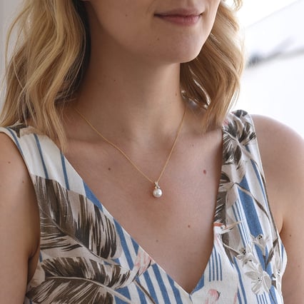 Sofistikovaný zlatý prívesok s perlou a zirkónmi Clarion