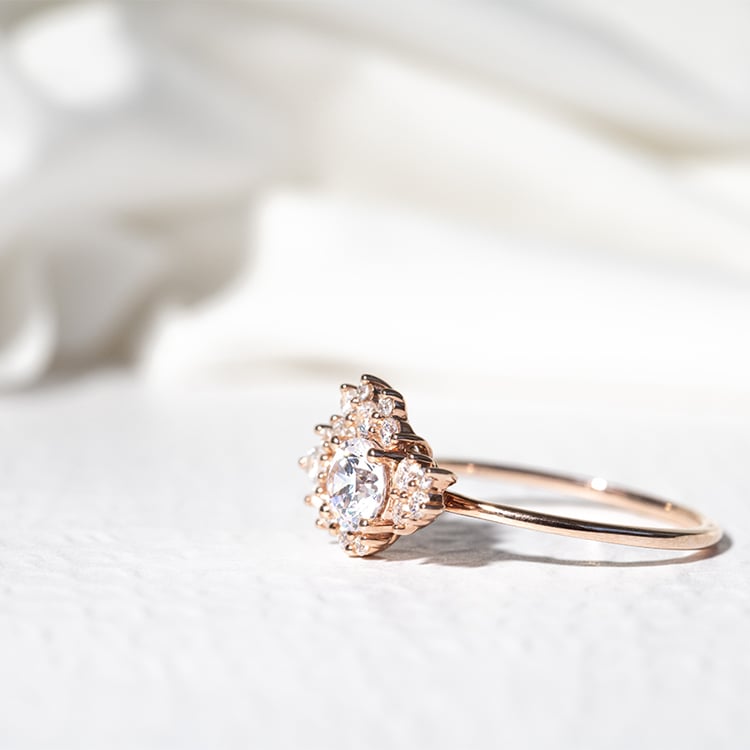 Atypický zásnubný cluster prsteň s diamantmi Sunan 128769